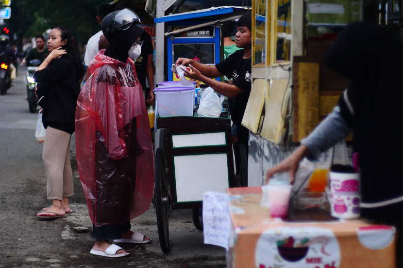Seorang pembeli menunggu makanan takjil pesananya dikemas di sentra jajanana takjil dadakan di Jl Logam, Kota Bandung. Memasuki bulan Ramadhan, sentra-sentra serupa bermunculan di berbagai sudut kota di Tanah Air.