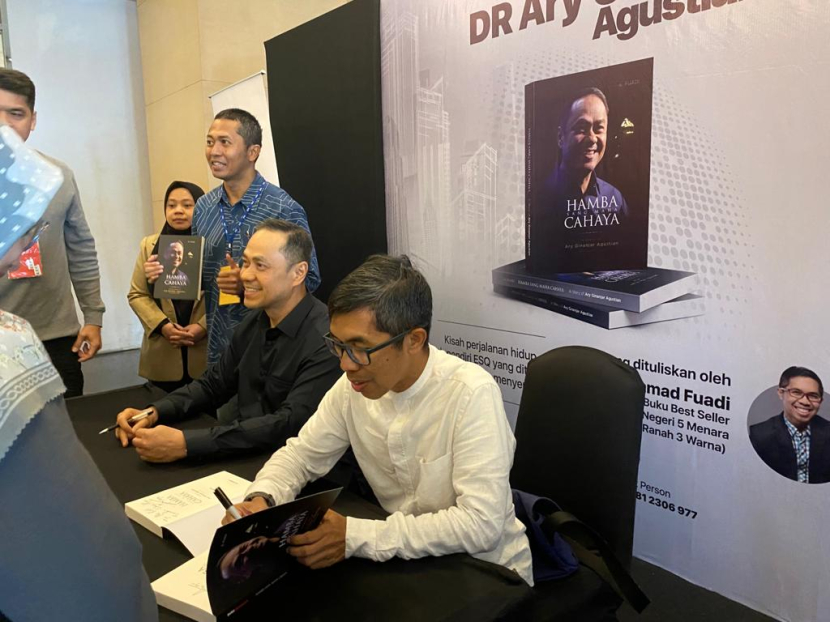 Ary Ginanjar dan A. Fuadi saat sesi booksigning novel Hamba Sang Maha Cahaya