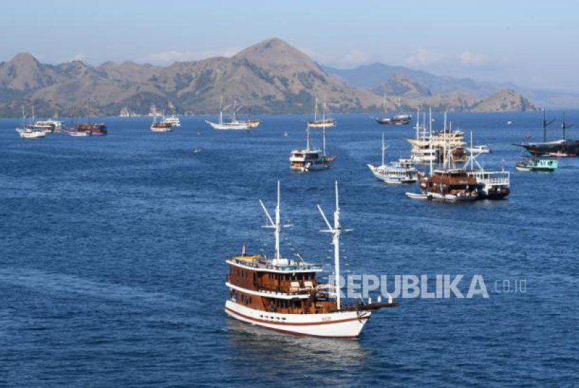 Kapal Pinisi melintas di perairan Labuan Bajo, Kabupaten Manggarai Barat, NTT