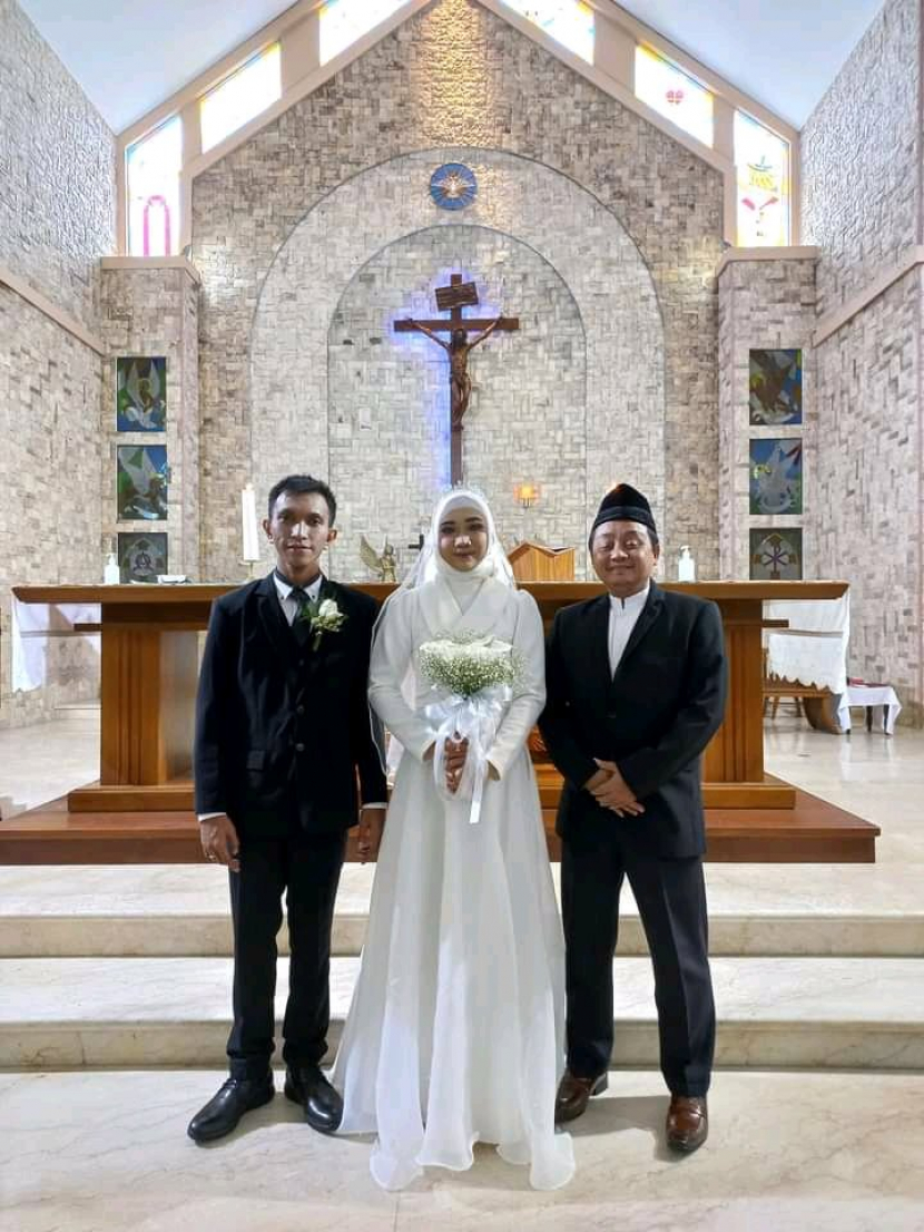 Pernikahan beda agama. Foto-foto pernikahan beda agama di Semarang viral di media sosial setelah diunggah Achmad Nurcholis di Facebook. Foto: Tangkapan layar.
