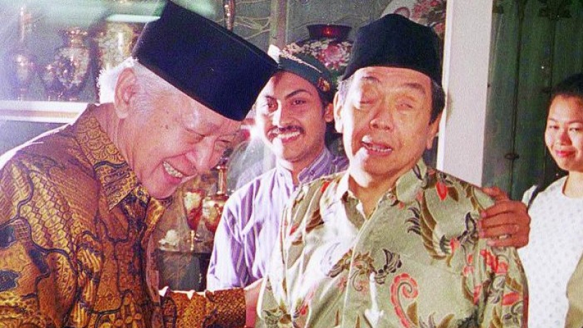 Presiden kedua RI, Soeharto (kiri) dan Presiden keempat RI Gus Dur (kanan). Pak Harto pernah mengundang Gus Dur berbuka puasa di Cendana. Foto: IST.