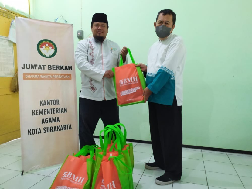 Laznas BMH bersinergi dengan Kemenag Surakarta menyalurkan peralatan ibadah untuk para mualaf, di Kantor Kemenag Surakarta, Jumat (7/10/20222).