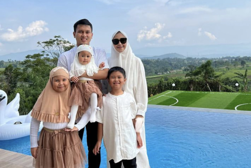 Ahsan bersama keluarga. Sumber: Instagram Ahsan