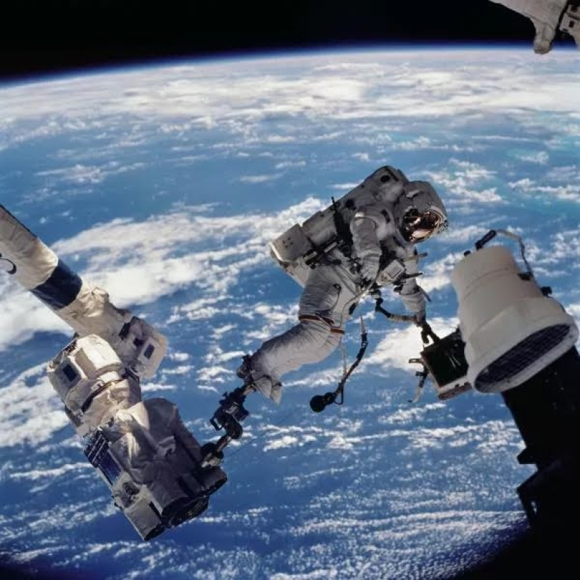 Ilustrasi astronot saat bekerja di luar Stasiun Luar Angkasa Internasional (ISS). Foto: NASA