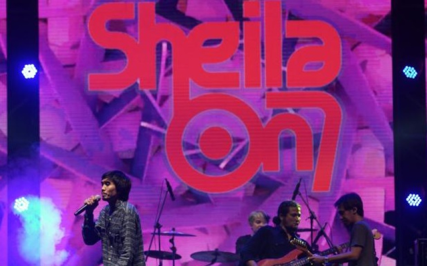 Personel band Sheila On 7 saat tampil di GBK Sport Complex, Jakarta pada Ahad (23/7/2023).