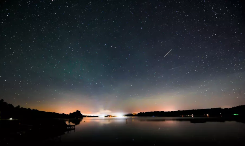 Sebuah meteorit melesat menuju bumi di Naples, Maine. Gambar: Mike Sweeney Photography/Getty Images