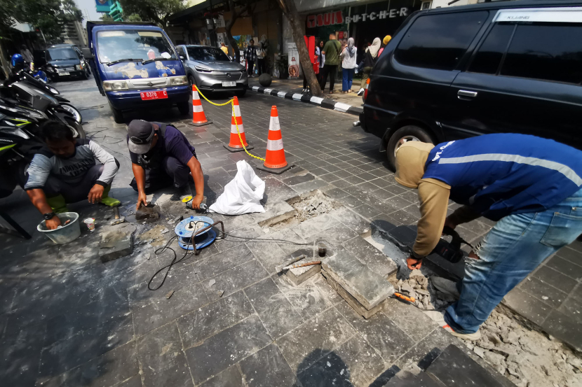 Batu-batu andesit kembali dipasangkan di ruas Jalan Braga Panjang, Bandung.