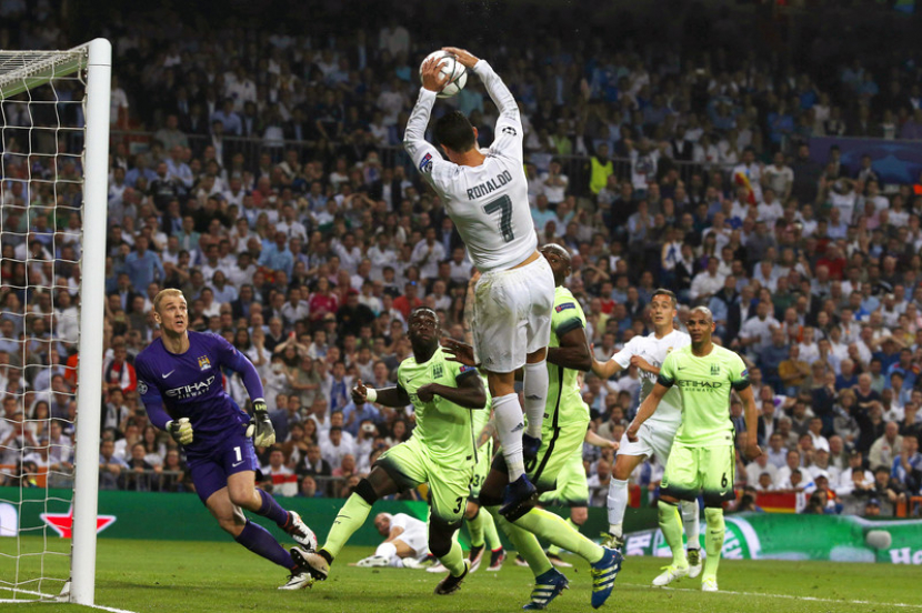 Bintang Real Madrid Cristiano Ronaldo menangkap bola dalam laga leg kedua semifinal LIga Champions, di Santiago Bernabeu, 4 Mei 2016. (EPA/Kiko Huesca)
