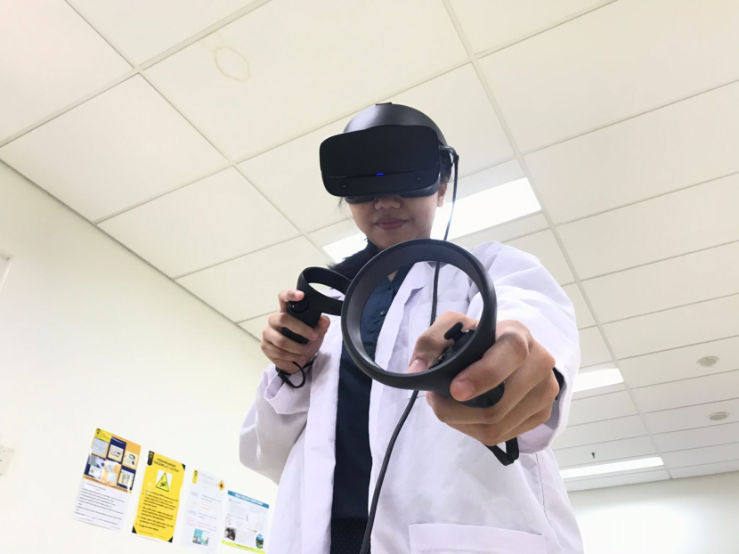 Virtual Reality (VR) proses pembelajaran menjadi lebih menyenangkan dan memiliki pengalaman baru, Teknologi ini sudah diterapkan dalam sistem perkuliahan di Universitas Indonesia (UI). Foto:  Dok. FIK UI 