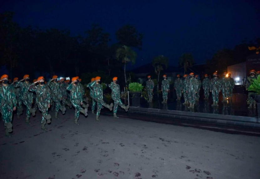 Prajurit Korps Baret Jingga mengikuti apel embun di Monumen Kusuma Bangsa Kopasgat, Kabupaten Bandung, Jawa Barat, Rabu (9/2/2022).