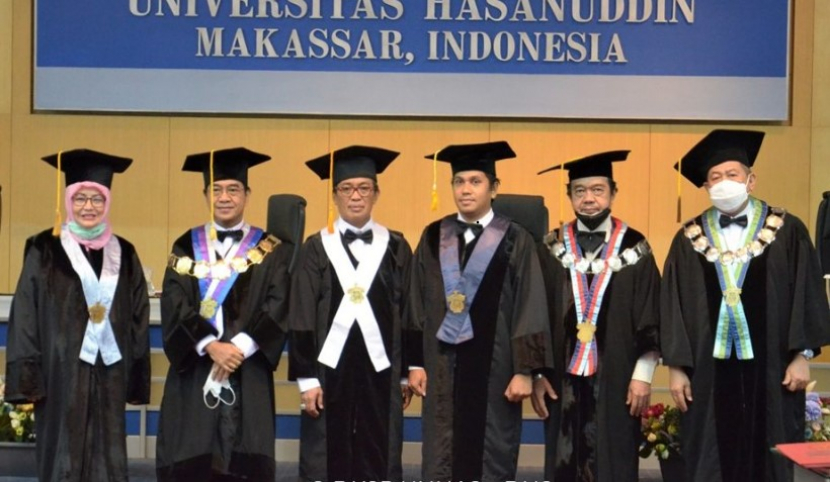 Universitas Hasanuddin (Unhas) mengukuhkan Prof Dr AB Takko Bandung, MHum dan Prof Dr Ing Faizal Arya Samman sebagai guru besar di Kampus Tamalanrea, Makassar, Jumat (01/07/22). Foto : unhas. ac.id