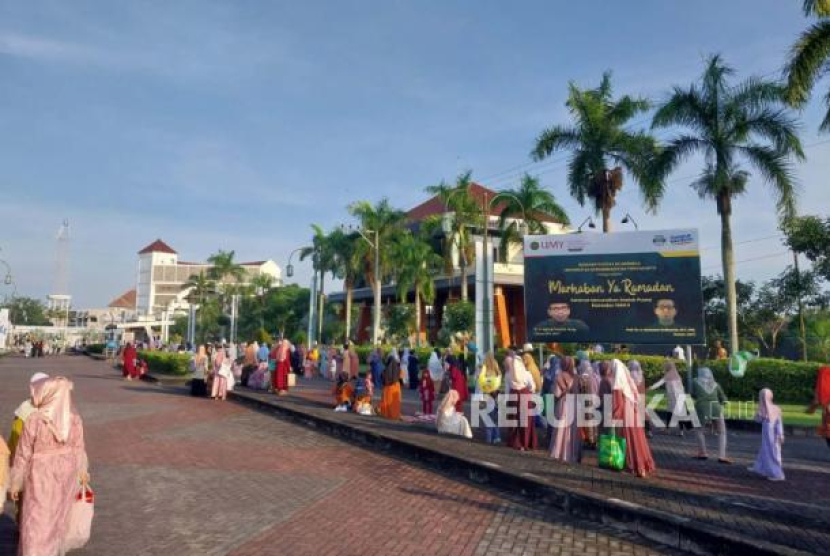 Suasana sholat Idul Fitri di Universitas Muhammadiyah Yogyakarta, Jumat (21/4/2023). Muslim Indonesia Rayakan Empat Kali Perbedaan Idul Fitri dalam 20 Tahun Terakhir. Foto: Republika/Febrianto Adi Saputro