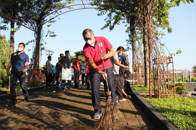 Kemenkumham Jateng Gelar Aksi Bersih Bersih Taman Makam Pahlawan