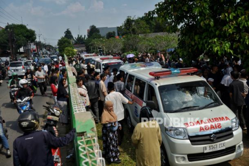 Antrean mobil ambulan yang membawa jenazah korban kecelakaan bus karyawisata SMK Lingga Kencana Depok. (Dok. Republika)