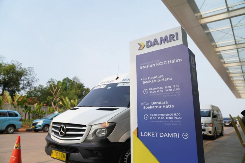 Jadwal operasional DAMRI dimulai dari pukul 07.00-20.00 WIB untuk keberangkatan dari Stasiun Halim dan 05.00-20.00 WIB untuk keberangkatan dari Bandara Soekarno-Hatta. (Foto: Corporate Communication PT KCIC)