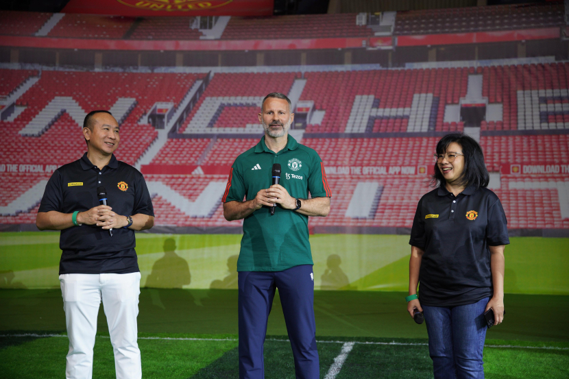 Mantan midfielder Manchester United Ryan Giggs pada sesi tanya jawab bersama Plt Presiden Direktur Maybank Indonesia Steffano Ridwan (kiri) dan Country Manager Visa Indonesia Vira Widiyasari (kanan) pada acara peluncuran Kartu Kredit Manchester United Maybank Indonesia, Sabtu (18/05) di Jakarta.