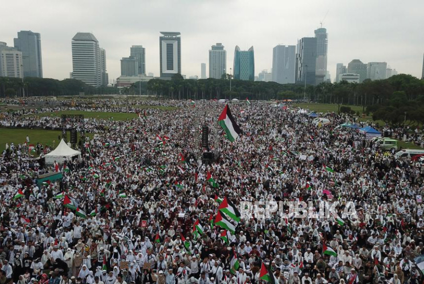 Ribuan warga mengikuti Aksi Damai Aliansi Rakyat Indonesia Bela Palestina di Monas, Jakarta, Ahad (5/11/2023). Aksi yang diikuti massa dari lintas agama itu mengecam serangan Israel ke Palestina. (Republika/Edwin Putranto).