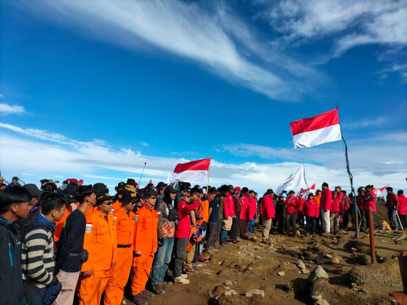 Upacara peringatan kemerdekaan Indonesia ke-77 tahun di puncak Ciremai. (Humas Basarnas Kantor SAR Bandung) 