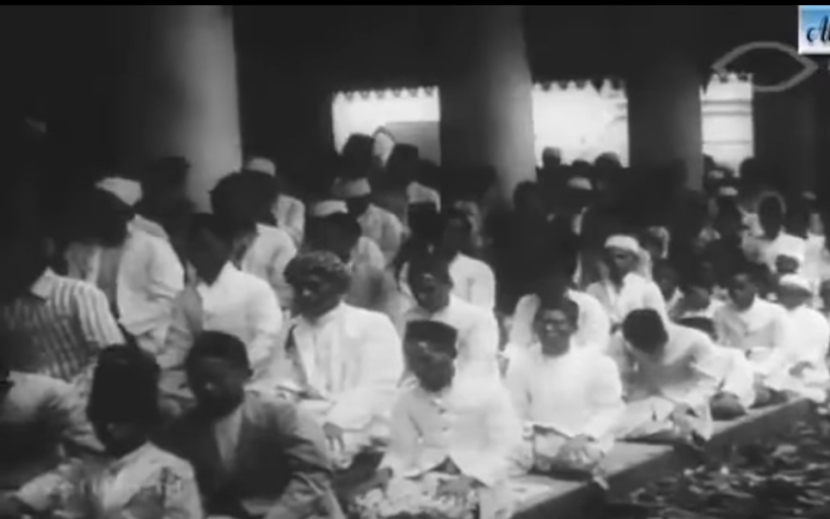 Suasana pelaksanaan sholat Idul Adha sebelum Indonesia merdeka. Foto: Tangkapan layar.