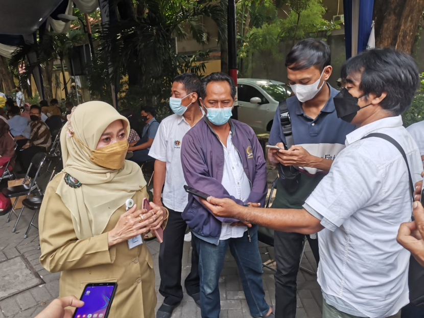 Kepala Dinas Kesehatan Pemerintah Kabupaten Gresik, dr Mukhibatul Khusnah saat memberikan keterangaj kepada awak media di Gresik, Selasa (25/1). (Foto: M Faiz)