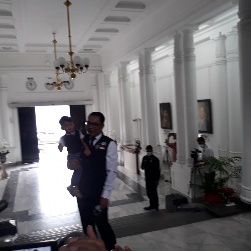 Gubernur Jabar Ridwan Kamil masuk hari pertama kerja dengan membawa Arkana ke  Gedung Sate