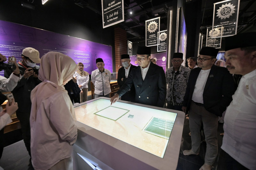 Gubernur Jabar Ridwan Kamil mencoba salah satu aplikasi digital di Galeri Rasulullah Al Jabbar