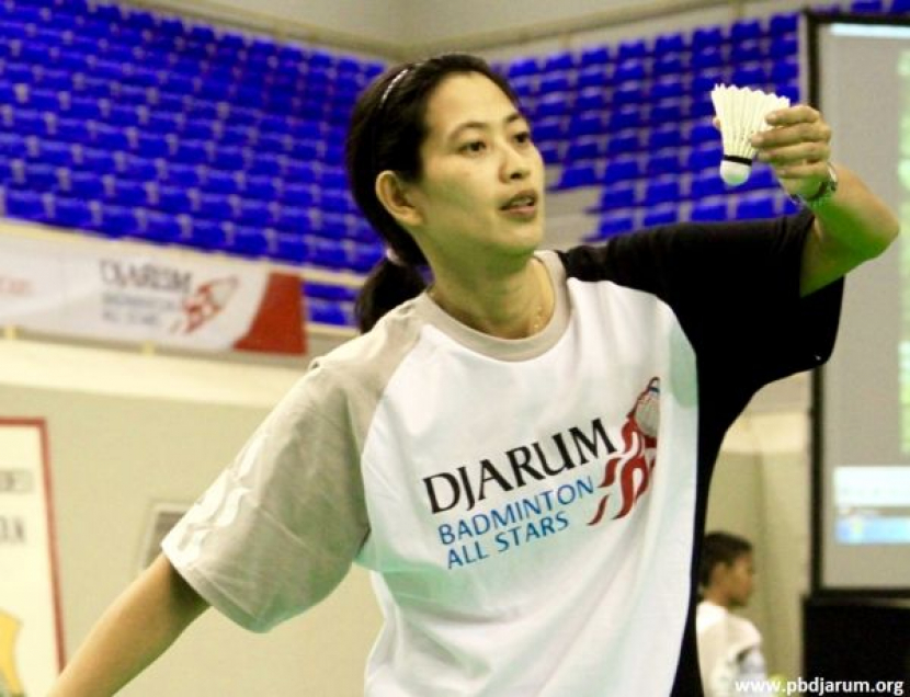 Yuliani Sentosa dalam sebuah kesempatan tanpil bersama bintang-bintang bulu tangkis PB Djarum. (Foto: PB Djarum/pbdajrum.org)