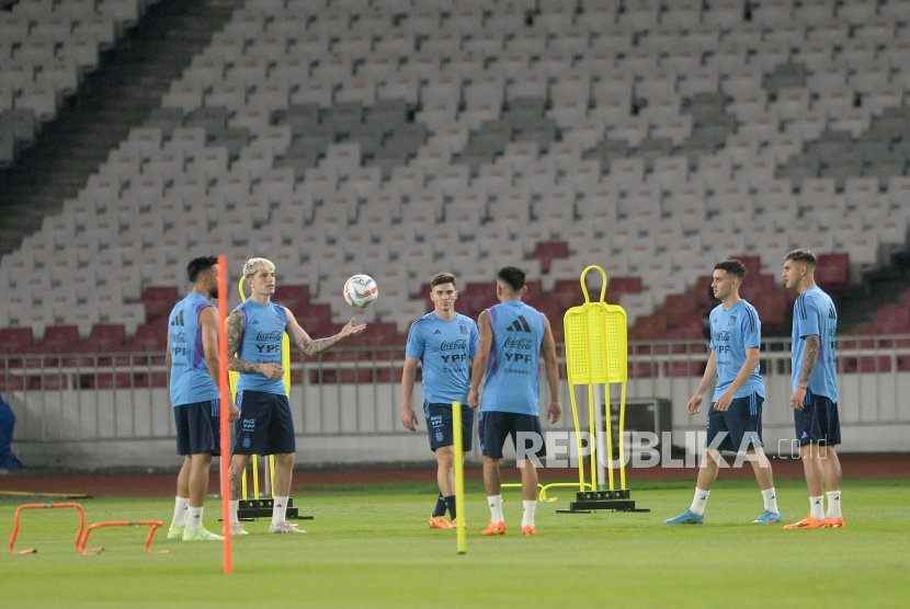 Pemain timnas Argentina mengikuti sesi latihan di Stadion Gelora Bung Karno, Senayan, Jakarta, Ahad (18/6/2023). Indonesia Vs Argentina, Timnas Harus Sontek Permainan Jepang dan Saudi Jika Ingin Menang. Foto: Republika/Edwin Dwi Putranto