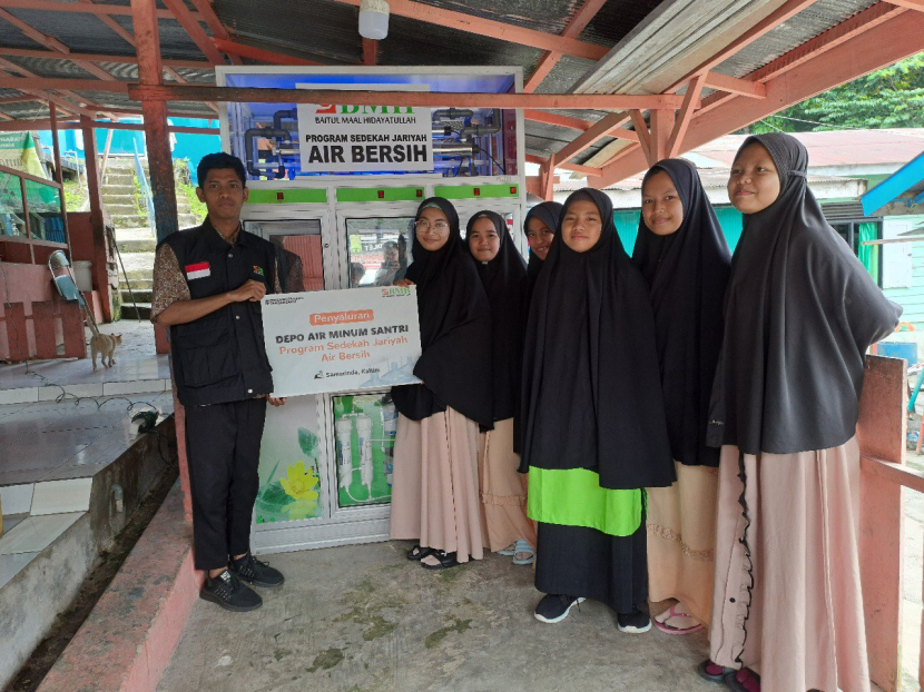 Laznas BMH menyalurkan bantuan depo air minum untuk santri di Pesantren Rahmatullah Lempake Samarinda, Kalimantan Timur, Kamis (3/11/2022). (Foto: Dok BMH)