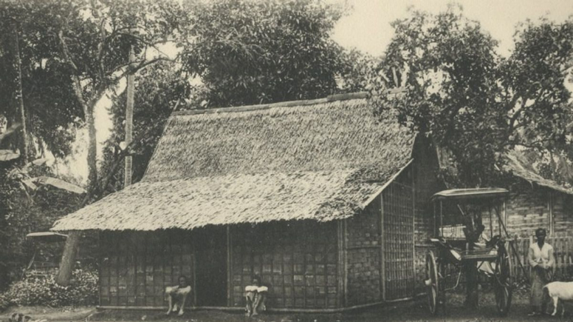 Rumah dari bambu orang Betawi tempo dulu. (Wikimedia Commons)