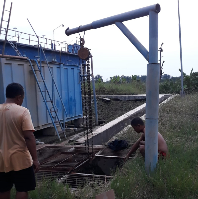 Pekerja tengah mengamati kolam bak penampungan agar air bersih yang diterima konsumen PDAM lancar dan bersih. (Dok. Matapantura.republika.co.id)