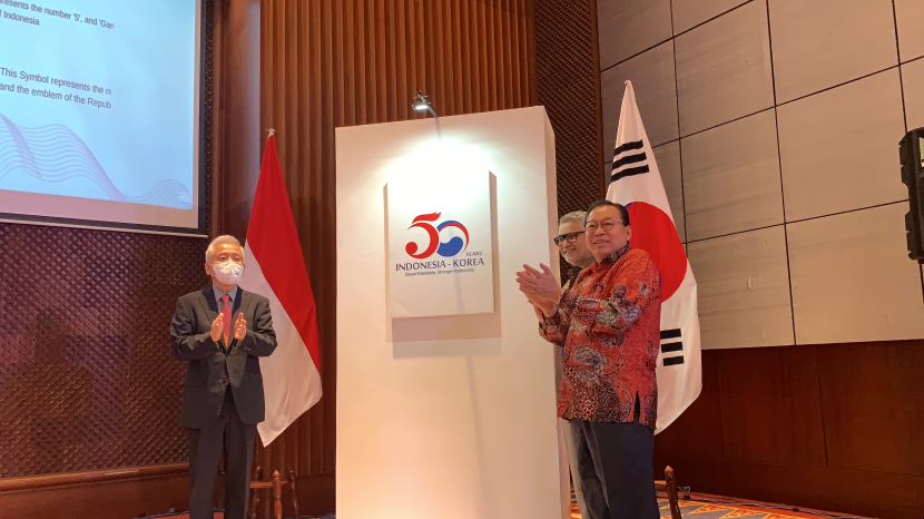 Dubes Gandi Sulistiyanto bersama Dubes Lee Sang-deok dan Dirjen Asia Pasifik Kemlu RI Abdul Kadir merilis logo baru hubungan RI-Korsel. Foto: Fergi Nadira