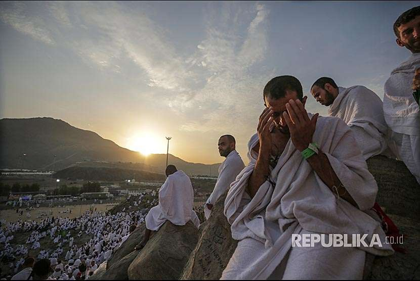 Wukuf di Arafah. Umat Islam yang tidak melaksanakan ibadah haji dianjurkan berpuasa pada 9 Dzulhijah atau bertepatan dengan jamaah haji yang sedang wukuf di Arafah.