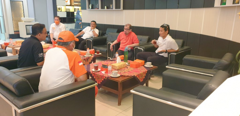 Menparekraf Sandiaga Salahuddin Uno dan Gubernur DKI Anies Rasyid Baswedan di kantor DPP PKS, Kecamatan Pasar Minggu, Jakarta Selatan, Ahad (27/3/2022). 