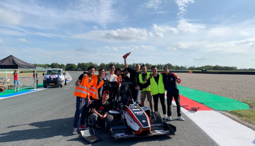 Tim Bimasakti UGM meraih peringkat 1 kategori Business Plan Presentation dan Golden Fifghter Award dalam kompetisi mobil balap Formula Student Netherlands (FSN) di Sirkuit TT Assen, Belanda, 9 Juli hingga 14 Juli 2022. Foto : ugm.ac.id