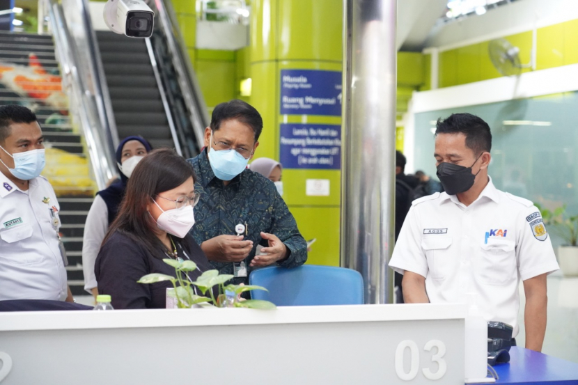 Direktur Utama KAI Didiek Hartantyo (kedua kanan) saat mendampingi Ketua Komnas Perempuan Andy Yentriyani (kedua kiri) mencoba proses boarding pass di Stasiun Gambir. (Foto: Humas KAI)