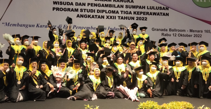 Dari 107 wisudawati dan wisudawan 8 lulusan dinyatakan cumlaude. 