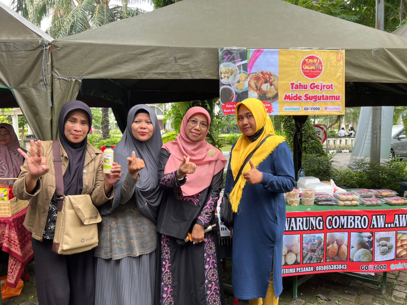 Istri Wali Kota Depok, Elly Farida saat mengunjung stand peserta bazaar UMKM yang digelar di kantor Wali Kota Depok