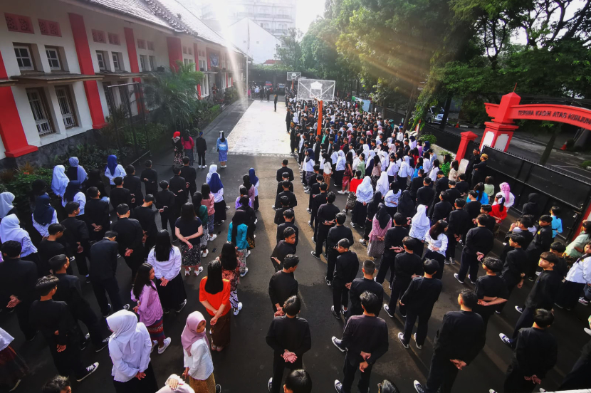 Siswa-siswi berpakaian tradisional mengikuti Upacara peringatan Hari Pendidikan Nasional di Lapang sekolah SMPN 7 Bandung, Kamis (2/5/2024).