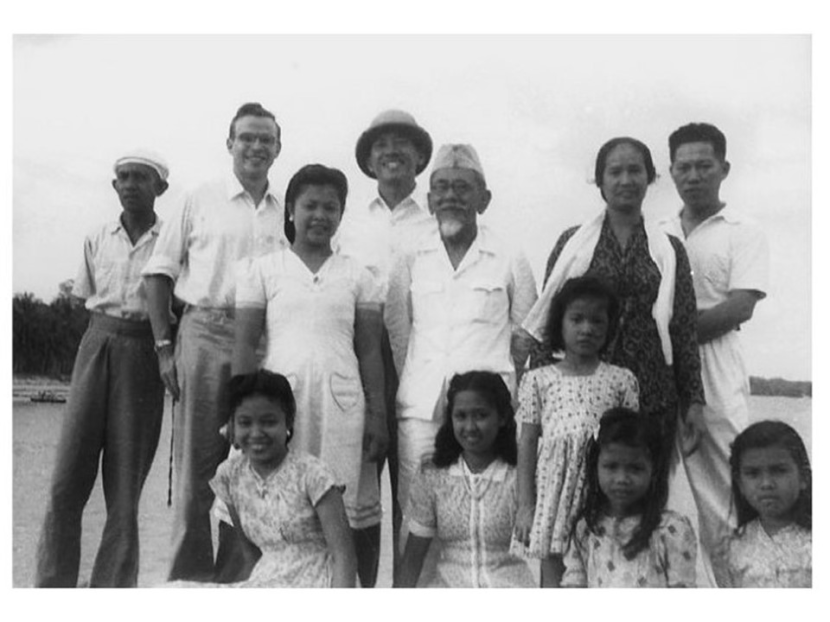 George McTurnan Kahin bersama Presiden Sukarno dan Haji Agus Salim di Bangka tahun 1949. (Southeast Asia: A Testament)