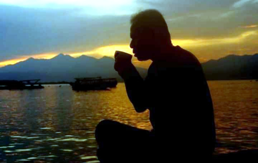 Ngopi pagi di dermaga Gili Terawangan dengan latar belakang Gunung Rinjani.