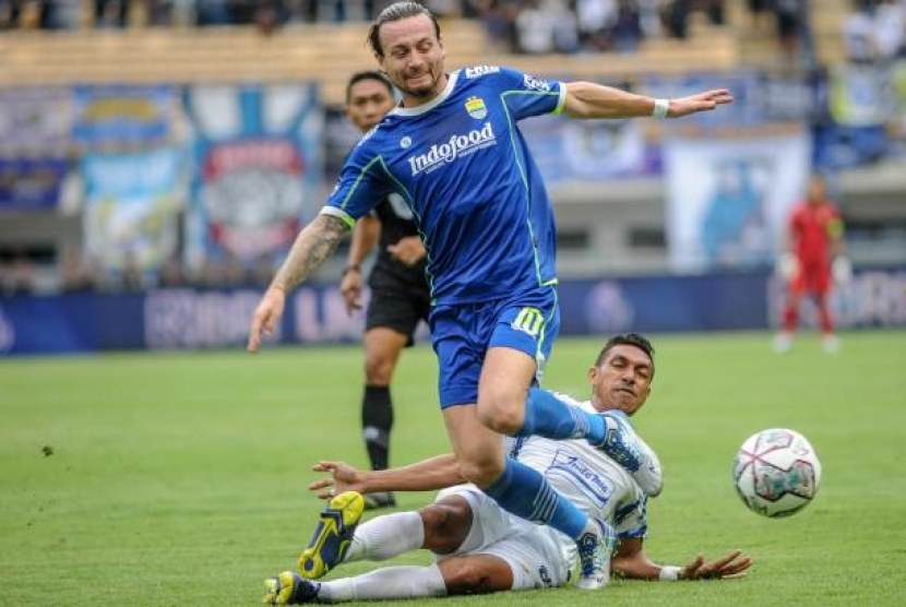 Pesepak bola Persib Bandung Marc Klok (kiri) berebut bola dengan pesepak bola PSIS Semarang Delfin Rumbino (kanan). (Dok. Republika)