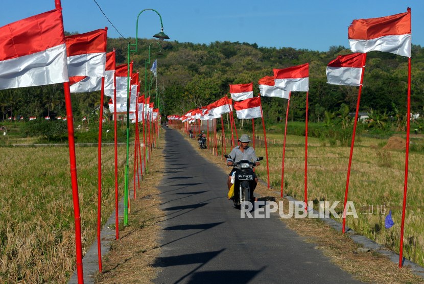 Bendera Indonesia. Lagu Hari Merdeka adalah karya nasional dari Sayyid Muhammad Husain Al Mutahar pada 1946.