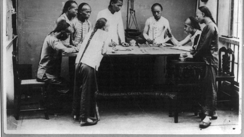 Orang China Main Judi. Aktivitas main judi orang China di era Hindia Belanda. Foto: IST.
