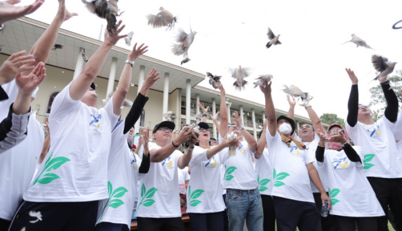 Rektor UGM, Prof Ova Emilia  dan jajarannya melepas 73 burung perkutut sebagai tanda dibukanya rangkaian kegiatan Dies Natalis di halaman Balairung UGM Yogyakarta,  Jumat (23/09/22). Foto : ugm.ac.id