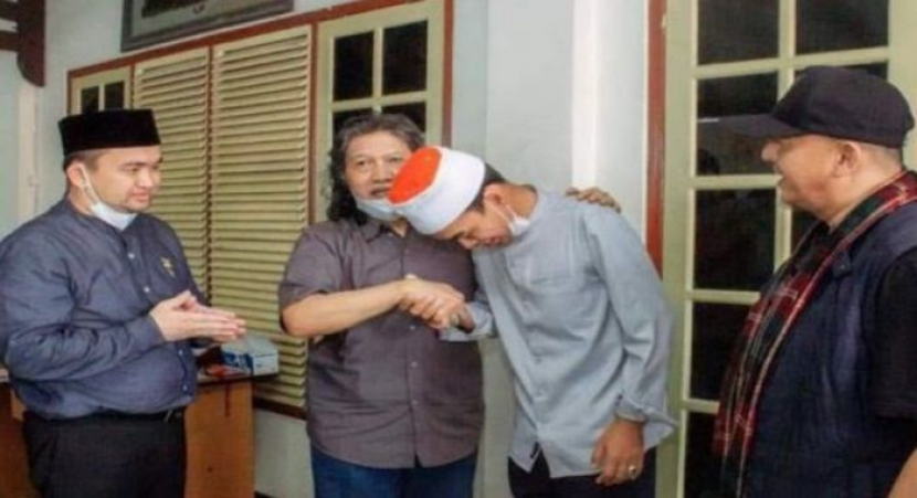 Ustadz Abdul Somad (UAS) sowan ke rumah Cak Nun. UAS ternyata mengidolakan Cak Nun sehingga tidak segan mencium tangan intelektual Islam tersebut ketika sowan ke rumahnya di Jombang, Jawa Timur. Foto: Twitter.