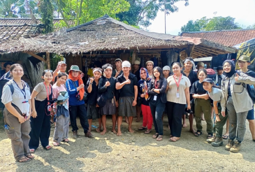 Agrilia Finsa Ivanka (paling kiri) bersama  rombongan berfoto bersama Sapri (tengah, mengepalkan tangan di dada). Mahasiswi Bandung 8ni terkesan dengan kesederhanaan kehidupan masyarakat Baduy.