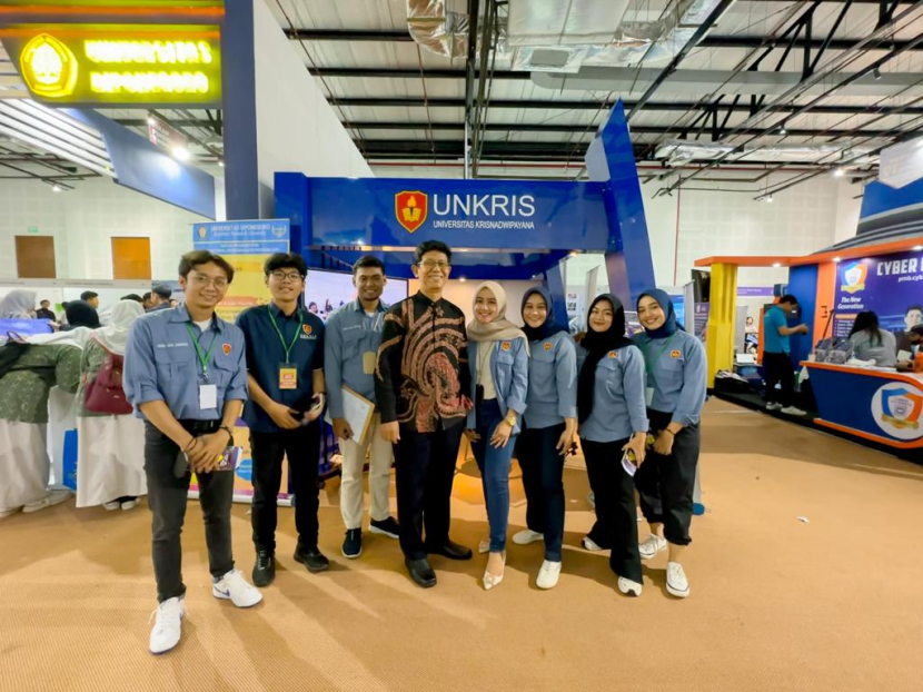 Rektor Unkris Dr Ir Ayub Muktiono (tengah) saat berkunjung ke booth Unkris, belum lama ini. (Foto: Unkris)
