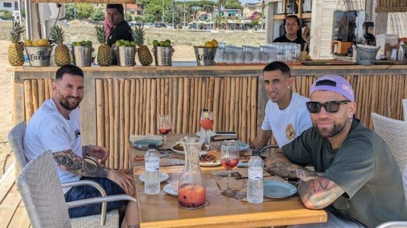 Lionel Messi, Angel di Maria dan Nicolas Otamendi tampak sedang bersantai di sebuah restoran di Barcelona, Sabtu (17/6/2023). Kelakuan Messi Saat Kunjungi Asia Tenggara, Cuma di Indonesia Datang pun tidak. Foto: Twitter @WeAreMessi