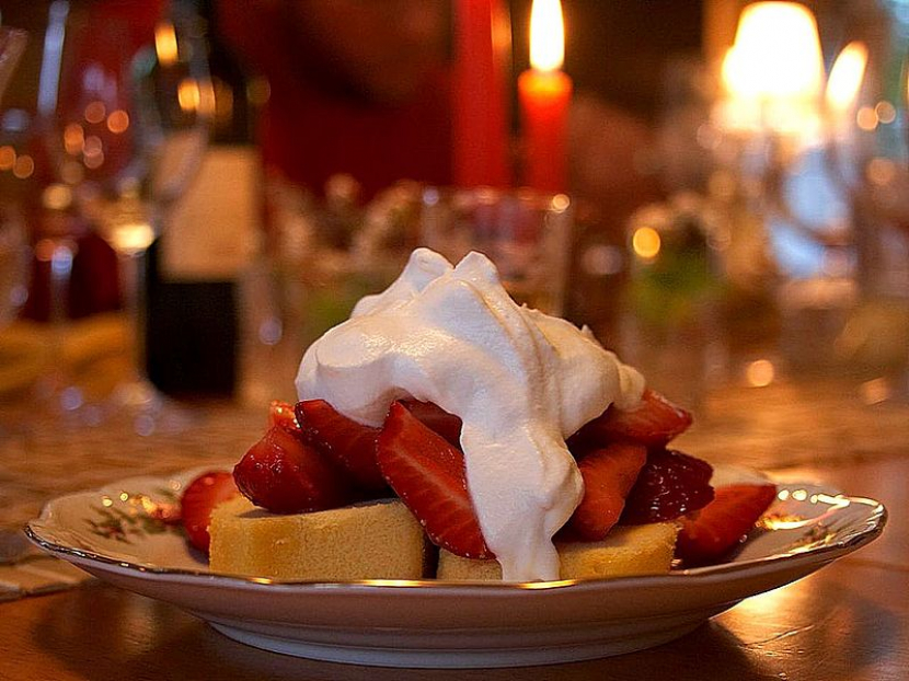 Strawberry shortcake ala Amerika, lengkap dengan krim (Jon Sullivan/Wikimedia)